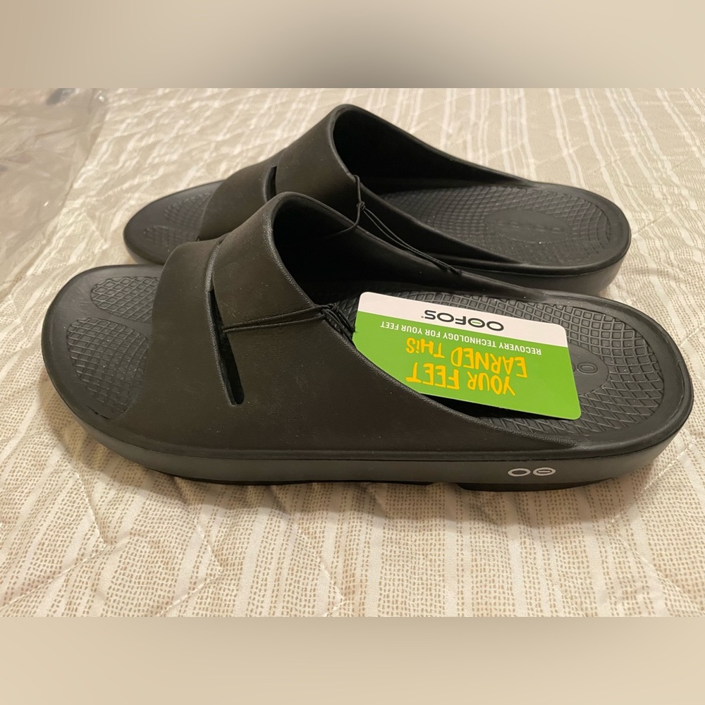 Brand New with tags Oofos Sandals/Slides size 10 in Mens and 12 in Womens